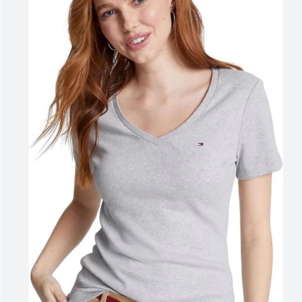 Tommy Hilfiger Womens Heather Gray Short Sleeve Tee in Small/ Petite. V neck.‍‍‍